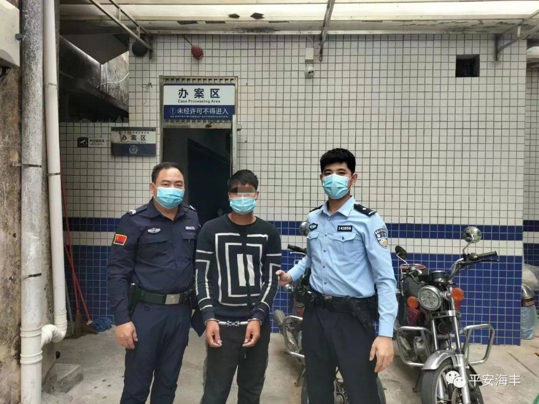 手持鲜花高喊”中国人要勇敢“ 上海男被警察带走 - 国际 - 天下事