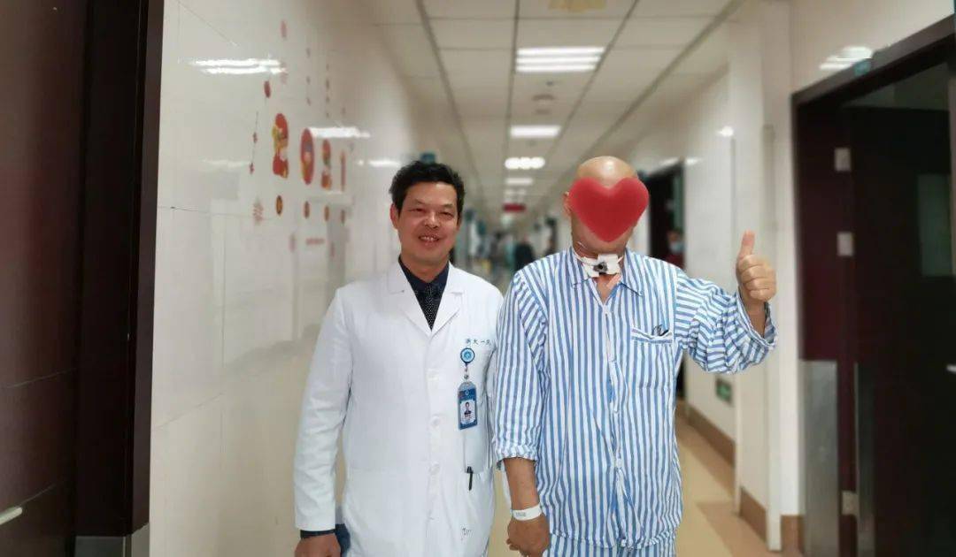 邱大爷出院前与滕理送教授合影004甲状腺疾病非小事专家给出健康忠告