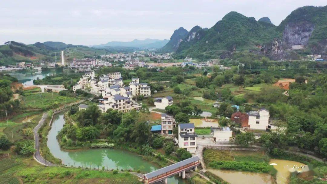 幽静的木栈道,碧绿的河水……4月18日,记者走进大化瑶族自治县大化镇