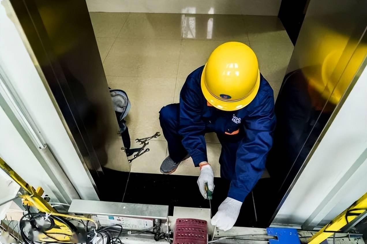 致敬电梯维保人:疫情下隐形的逆行者_生命_才为_英雄