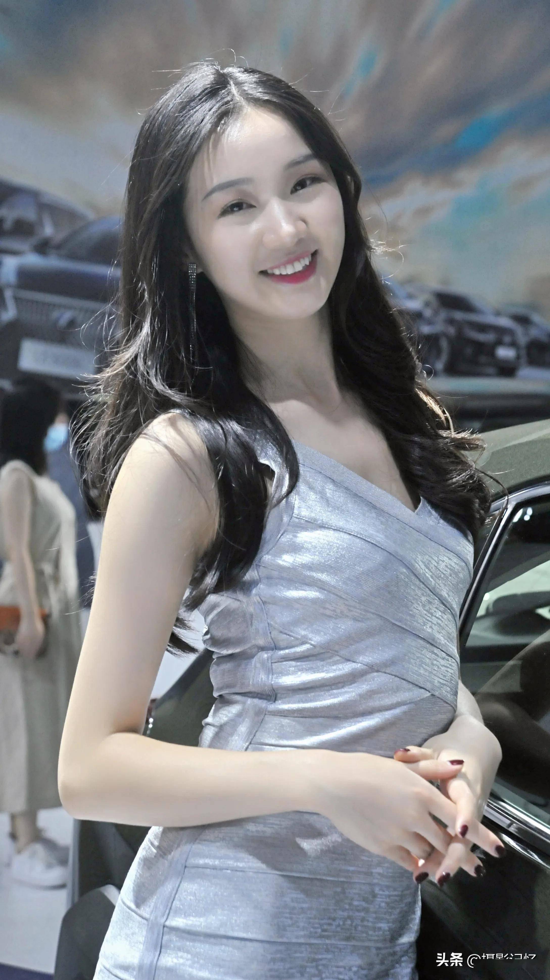 丽人行芳气胜兰的车模