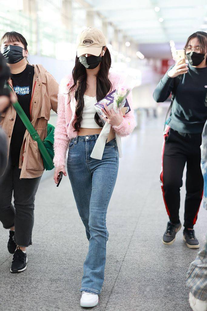 孔雪儿穿粉色马海毛外套白色露脐背心搭配牛仔裤清新活泼