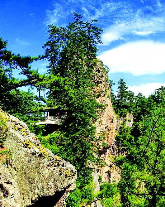 理 志提起石門山,外地人或許知道的並不多,但到了天水,就知道石門山