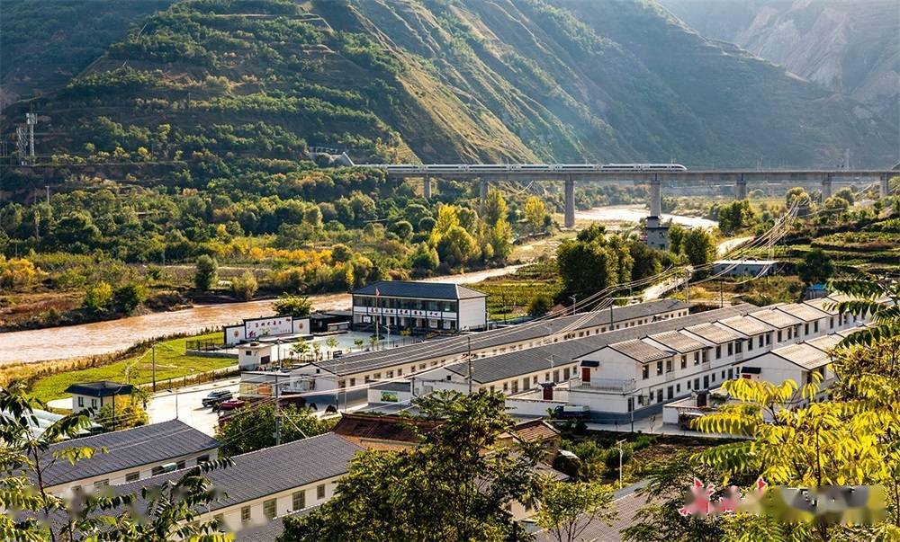 高铁穿过麦积区石佛镇马家山村成为一道独特风景_建设_渭水_新农村