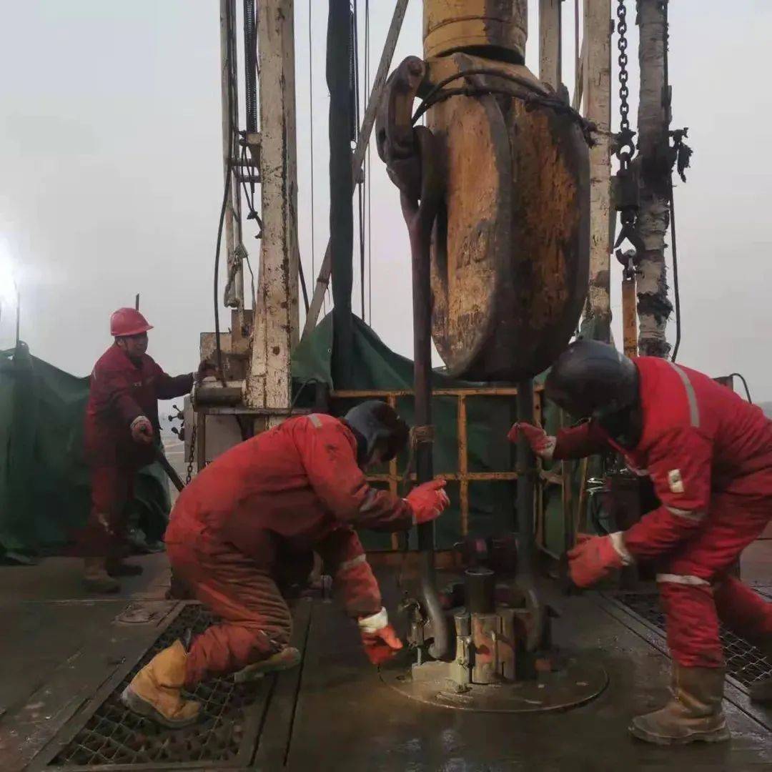 作业人员迅速采用挤入法,对连续油管,穿心油管,套管3条通道实施压井