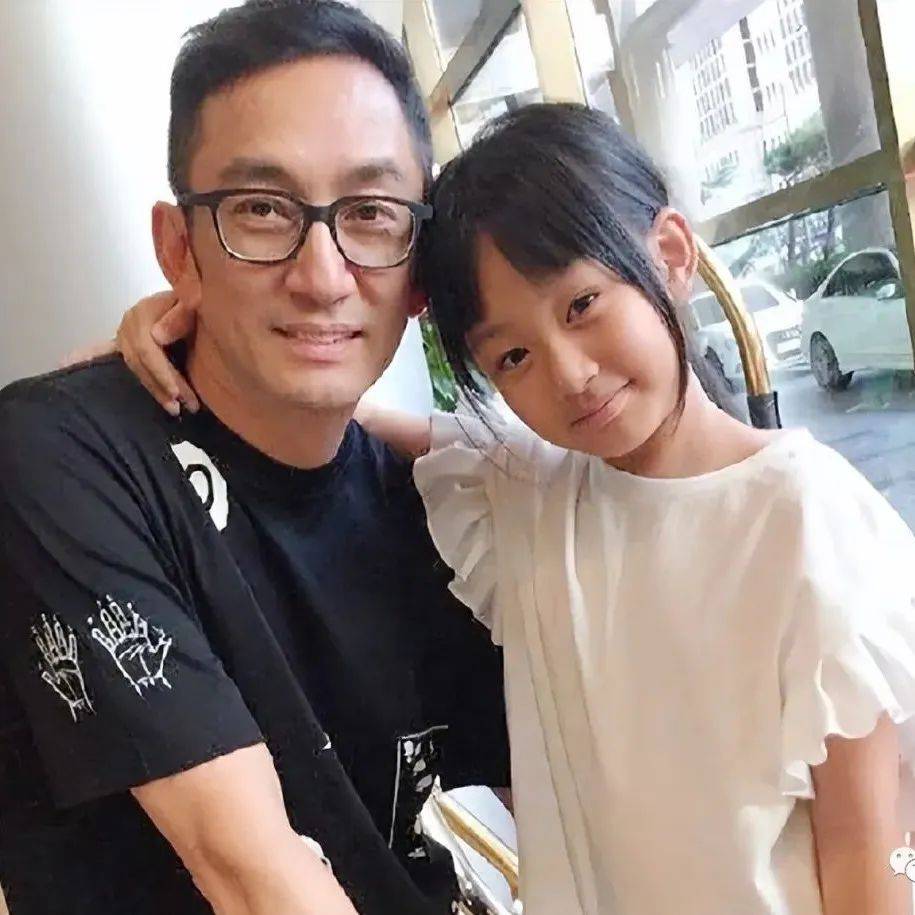 拒跟老爸到深圳定居！香港男星吴启华13岁女儿近照颜值高，被东北外婆抚养长大_吴熙儿_长春_父母