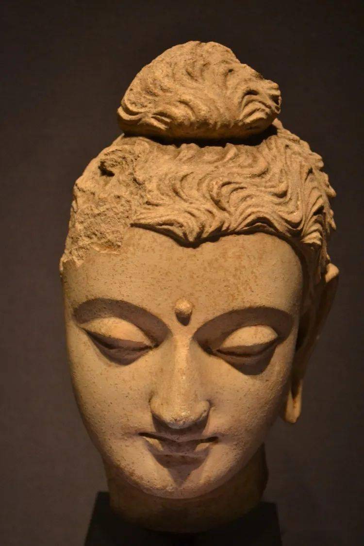 咸阳成任墓地出土东汉金铜佛像研究