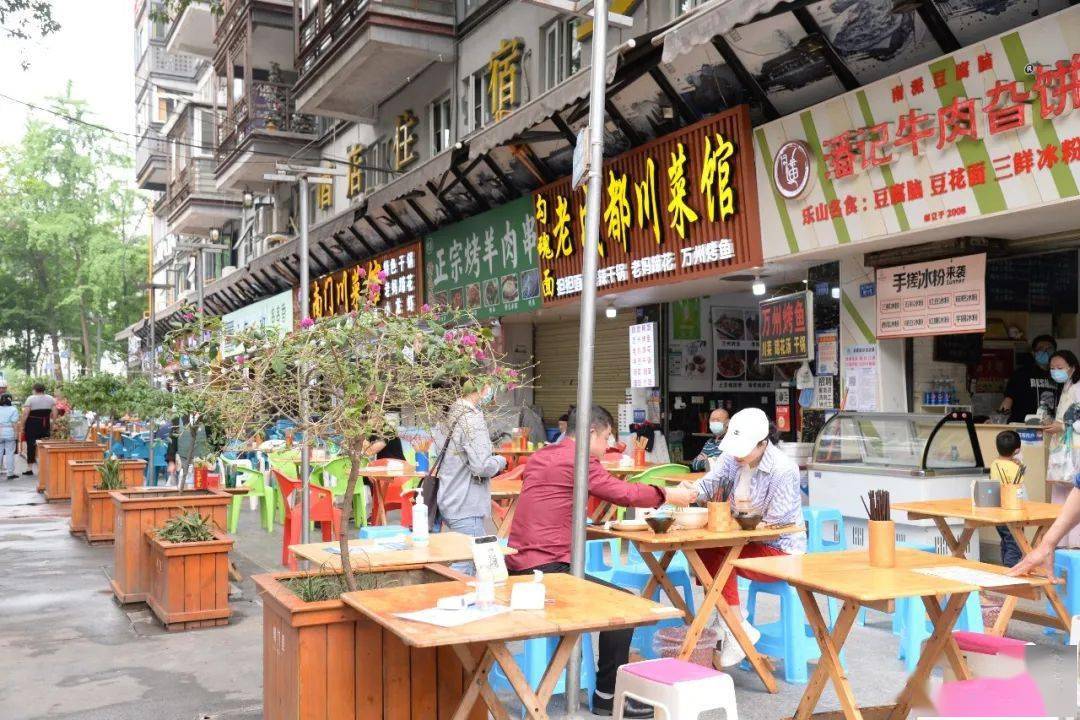 武侯区黉门里36号美食街"这里属于商业区,以花箱为外摆界限,商家可以