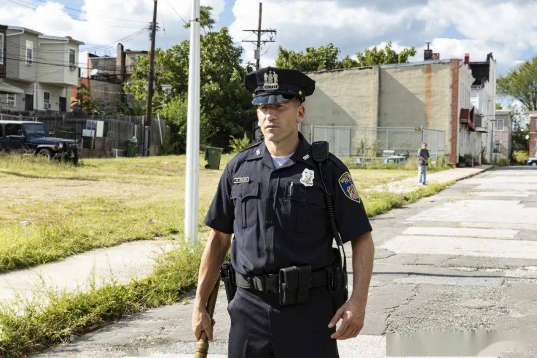 《惩罚者》主演乔·博恩瑟型男杂志大片,"歪头杀"展现硬汉柔情_美国