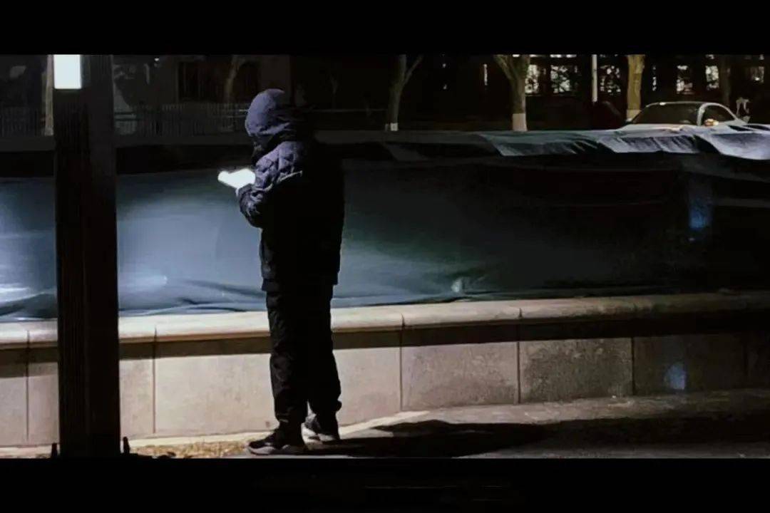 在路灯下在湖畔在深夜在清晨在楼梯一角在墙边在窗台在宿舍在教室处处