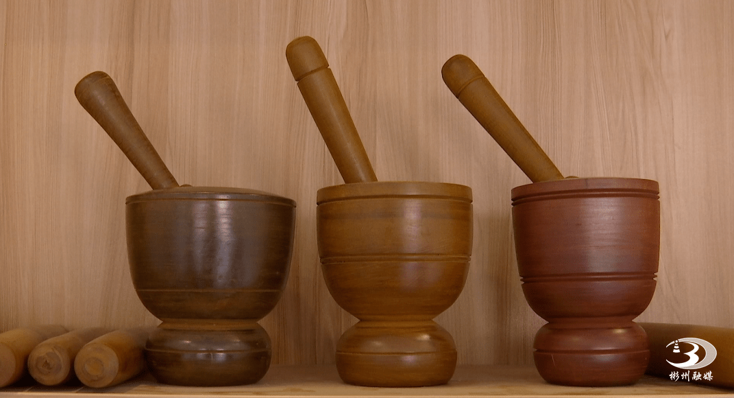 旋木手艺人齐岁牛说,他从20岁就开始做旋木工艺,从爷爷,父亲手里传承