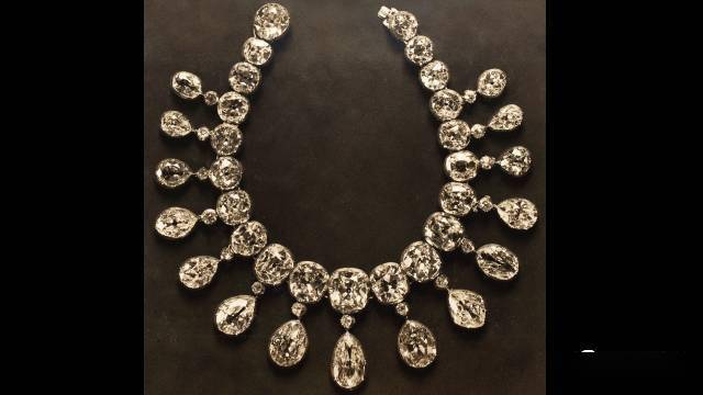 鉴赏俄罗斯王室罕见的历代徽章与皇冠珠宝