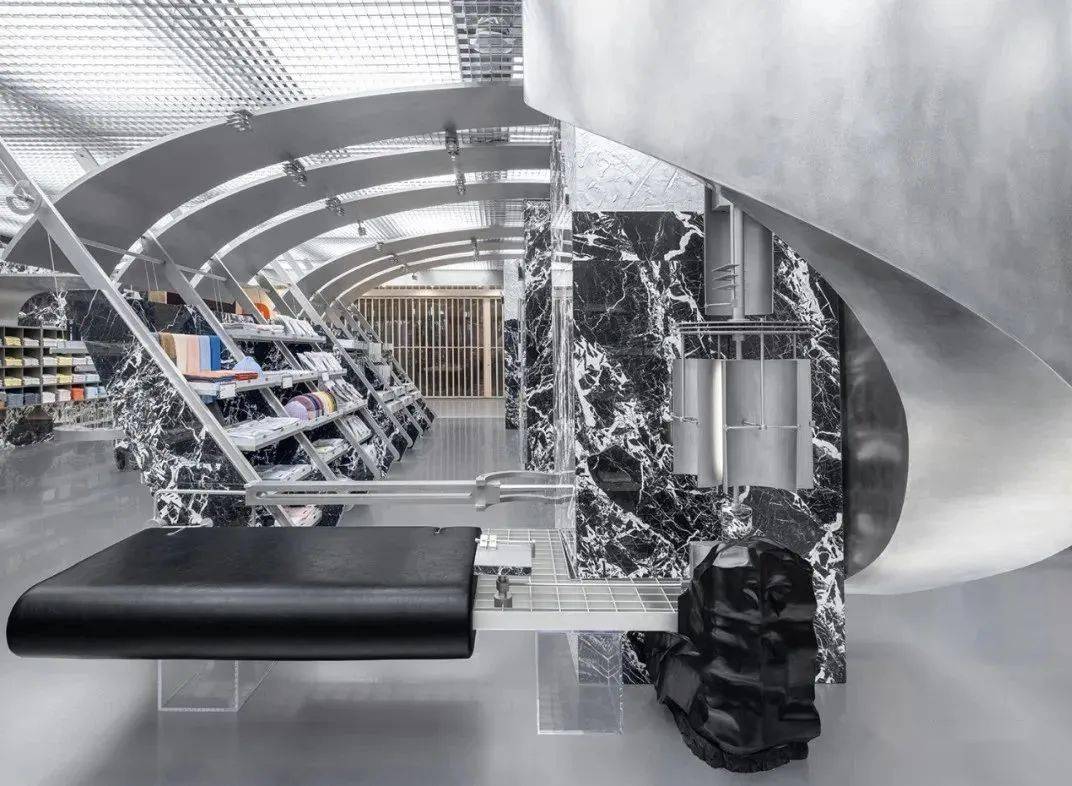 黑色大理石与机械未来科技感十足蕉内杭州概念店