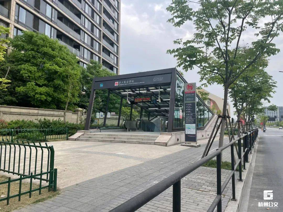 除了地铁接驳外,1353m路还串连了西溪实验学校和西溪银泰城,满足了