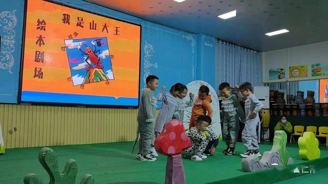 排练着一个个精彩的绘本故事孩子们穿着可爱的服装老师正在给孩子们