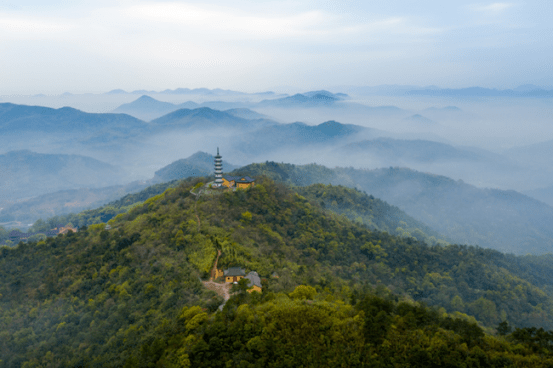 吳興道場山則獨具風韻,群巒擁翠,林深泉清,歷來為湖州城南勝境,古稱