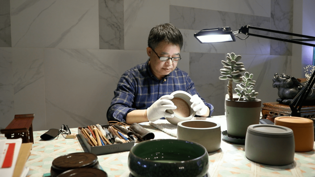 文化绍兴今晚播出丨余建新陶瓷雕刻每一刀都要非常专注