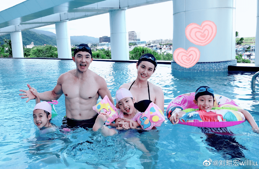 刘畊宏爆红看了他的全家福后评论区留下1000条恶言