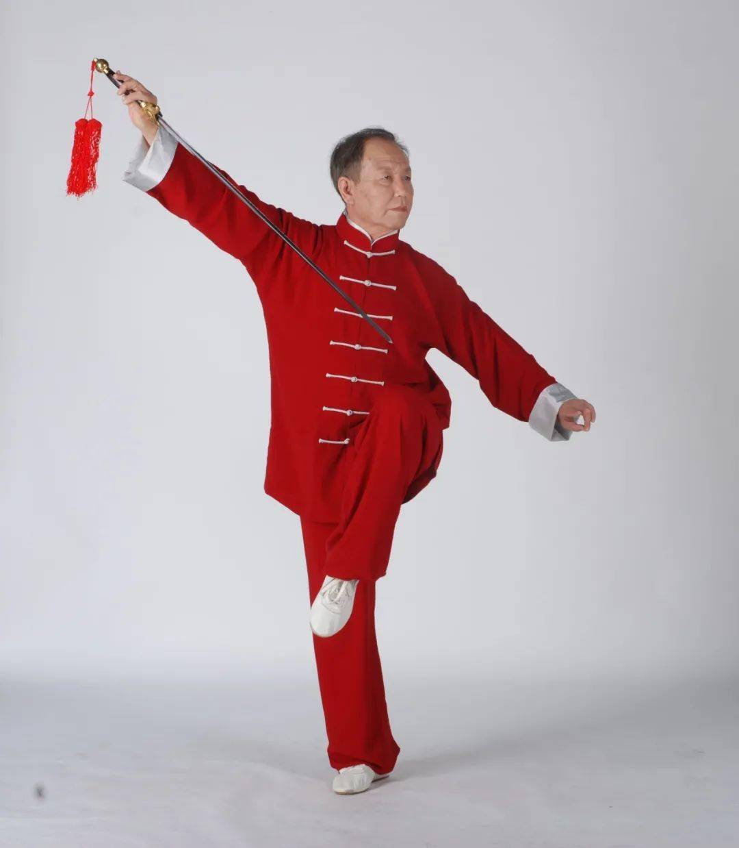 式太极剑的风格特点创编而成, 经过女儿和侄儿李德印老师多年不断完善