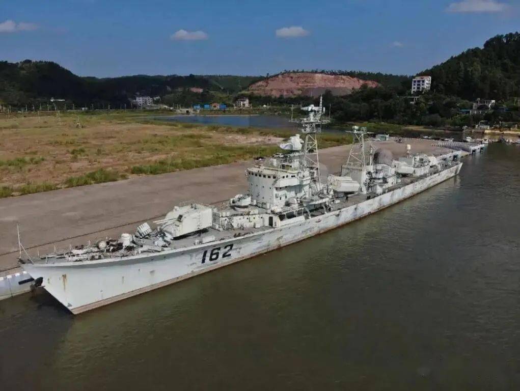 新桂林号导弹驱逐舰图片