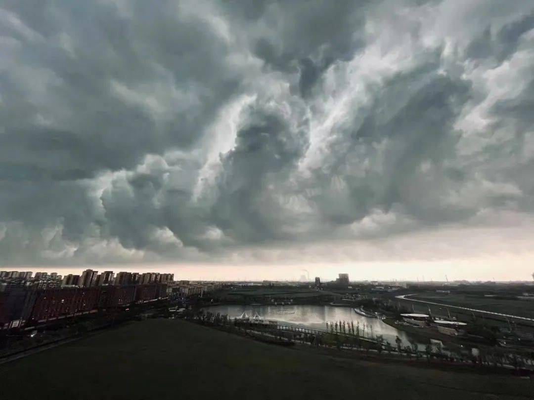 上海暴雨来袭场面壮观江淮气旋腔势哈浓局地下冰雹