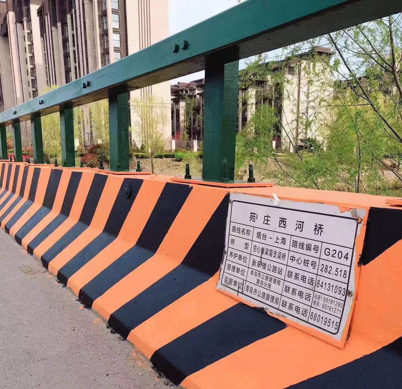 用刷子刷去桥梁防撞墙表面的灰尘污物,再涂刷底漆,最后完成喷涂面漆