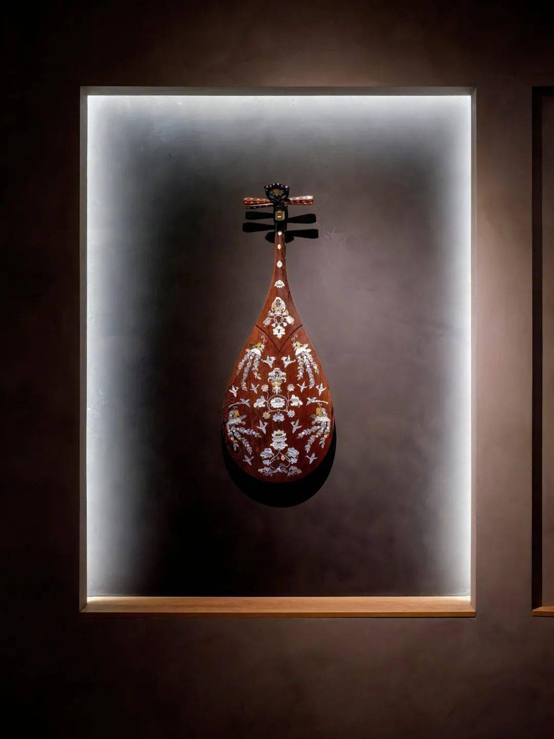 曹卫东先生于1992年成立了自己的乐器制作工作室,在此期间与著名的