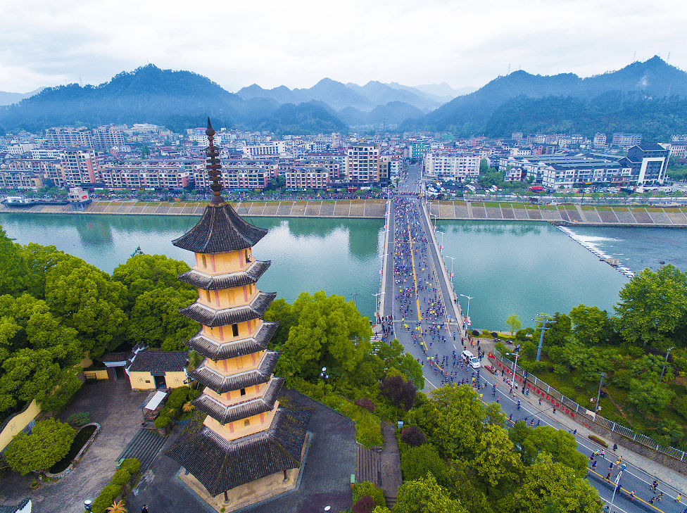 跟不上刘畊宏的毽子操这个洗肺又养眼的山地临安健身正当时