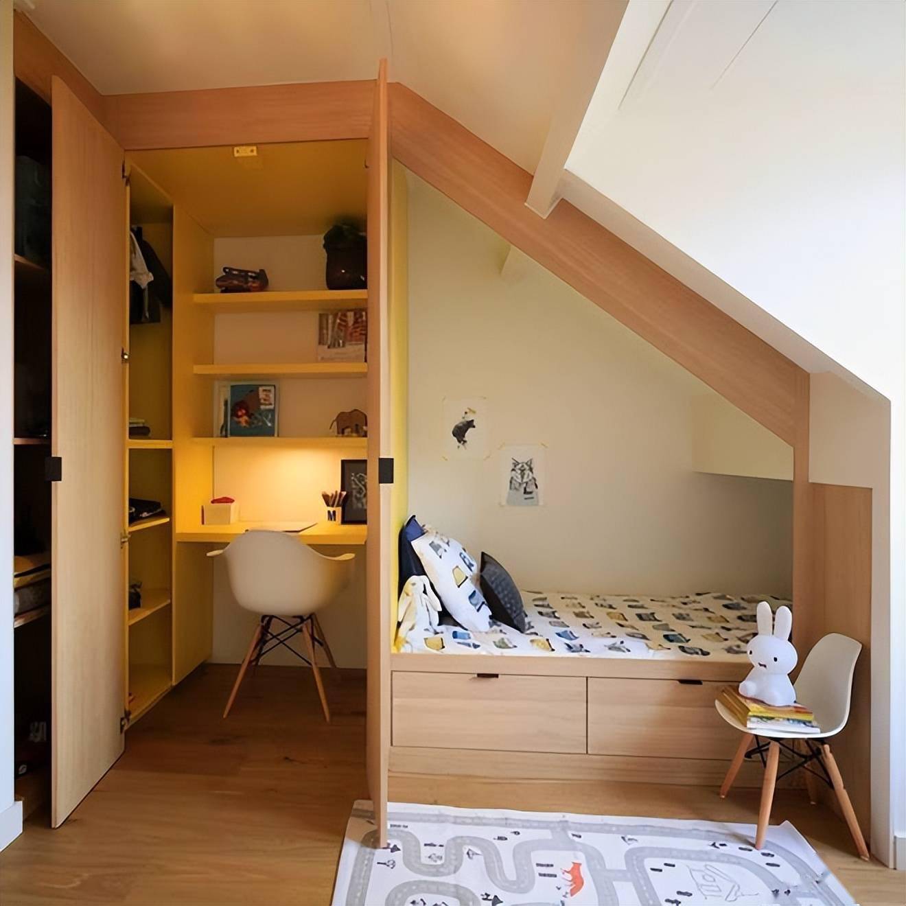 把开发商送的15平阁楼改造,斜顶墙做内嵌卧室 储物间,好机智_空间