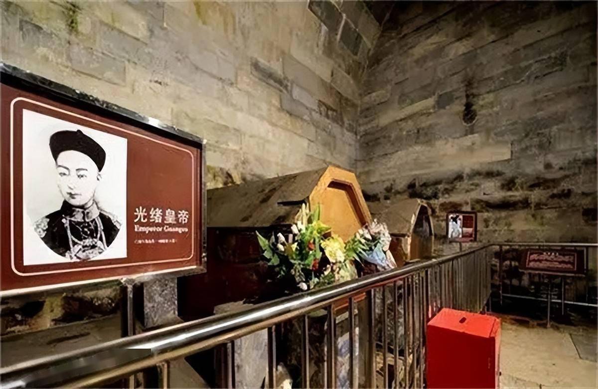 年,光绪死后的第二年,由光绪之弟,溥仪之父,摄政王载沣着手操办兴建的