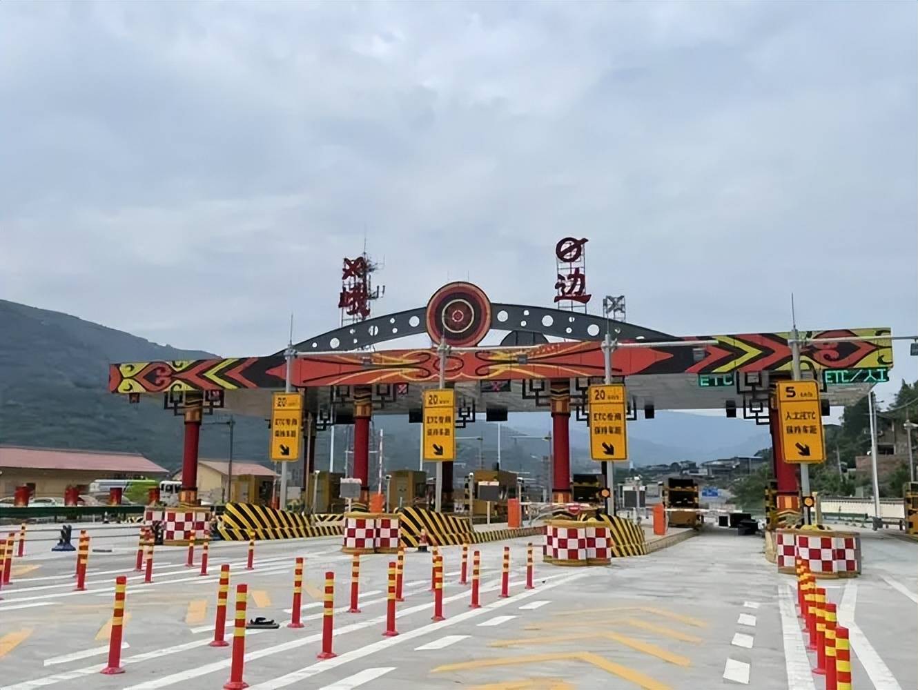 成都绕城高速公路,环蓉放射线高速公路流量将呈高位运行;节日中段(5月