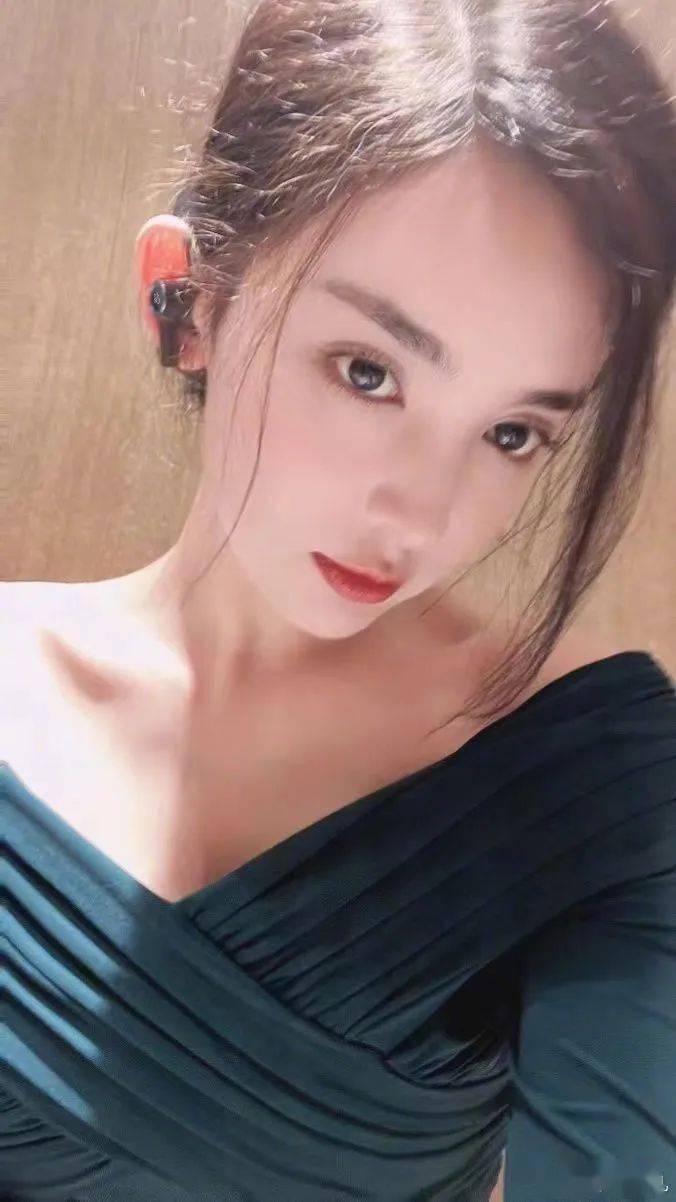 娜扎对镜玩自拍穿露肩装姿态慵懒眼神撩人