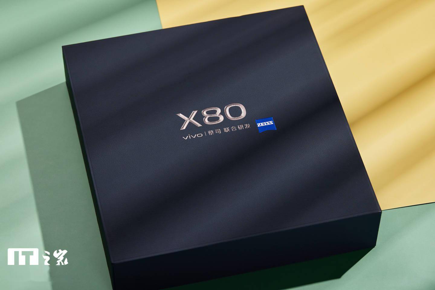 vivo x80 手机包装盒内包括手机一部,白色充电器,充电线,卡针,保护套