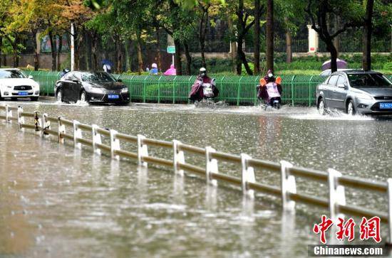 福州暴雨至道路积水