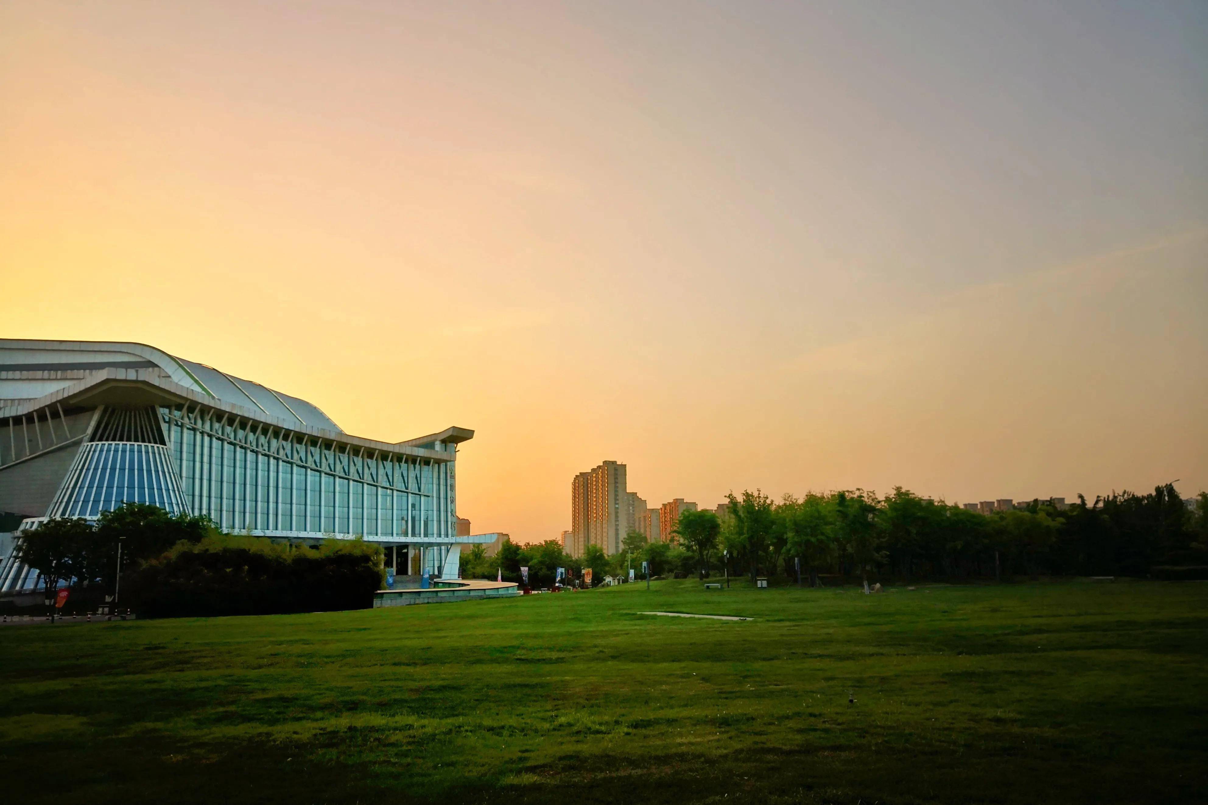 坐标潍坊人民广场:朝迎旭日升,熟悉的广场,熟悉的景色,美而雅