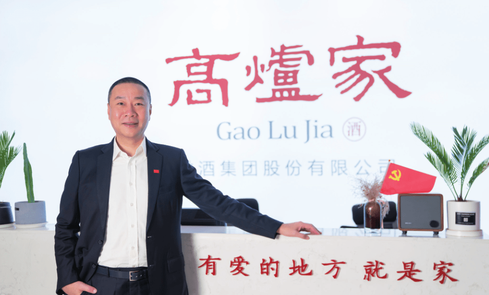 上坤地产在港交所挂牌上市,朱静(左二)与林劲峰(右三)