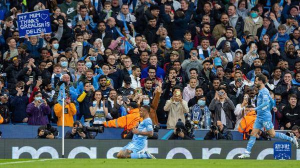 新华社发当日,在2021-2022赛季欧洲足球冠军联赛半决赛首回合比赛中