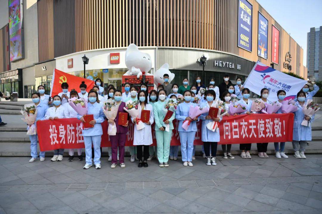 4月26日,七里河区副区长李琦一行热烈欢送疫情防控应急采样小分队.