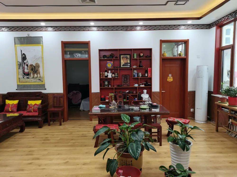 刘万斛村群众刘存豹家鲜艳的花朵象征着生活红红火火,居室整洁温馨