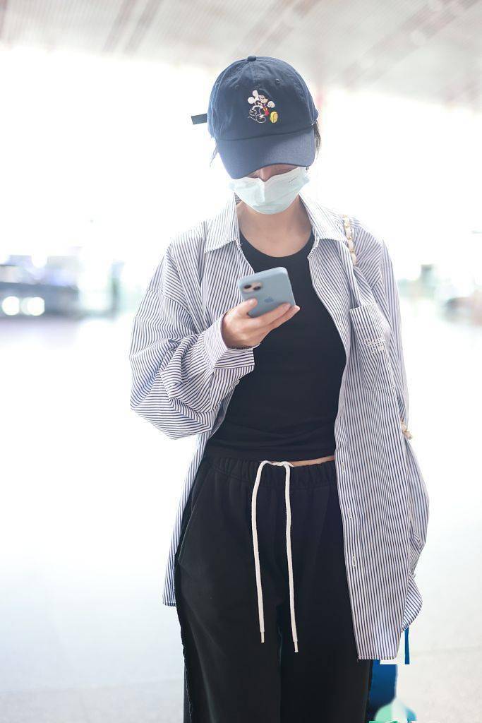 周雨彤穿蓝白条纹衬衫内搭黑t戴藏蓝棒球帽清爽休闲