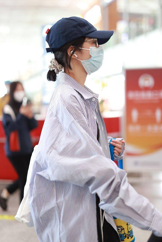 周雨彤穿蓝白条纹衬衫内搭黑t戴藏蓝棒球帽清爽休闲