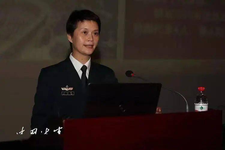奋进新征程建功新时代中山大学培养的韦慧晓博士成为中国首位女舰长从