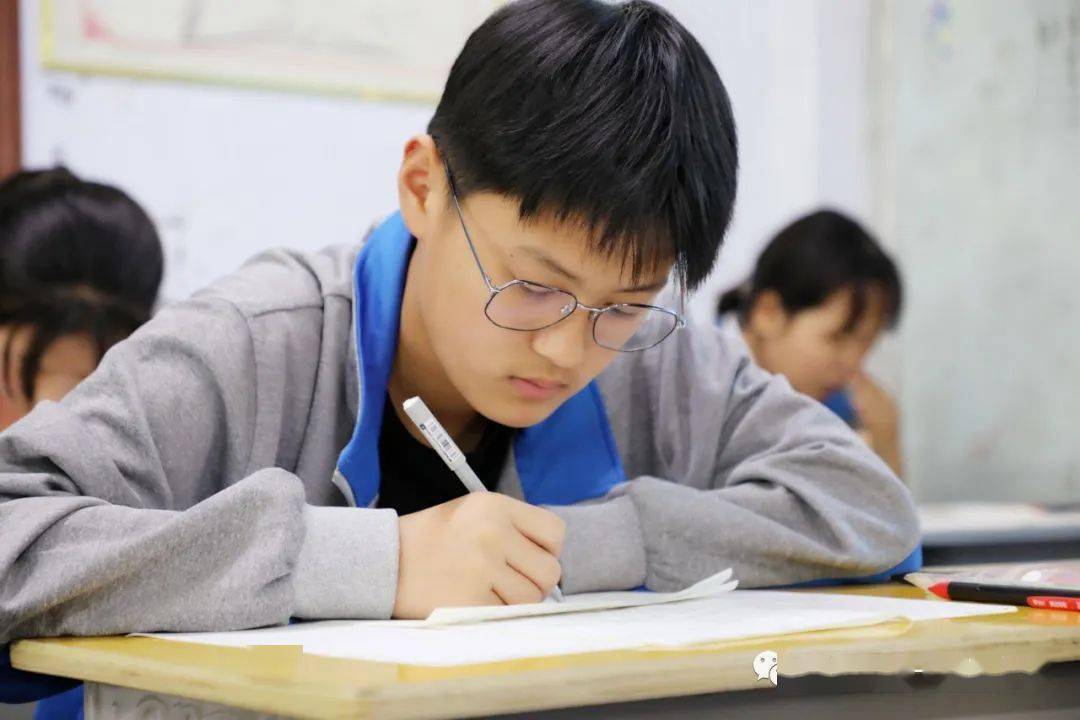高一高二期中考试看考场上的孩子们答题多认真
