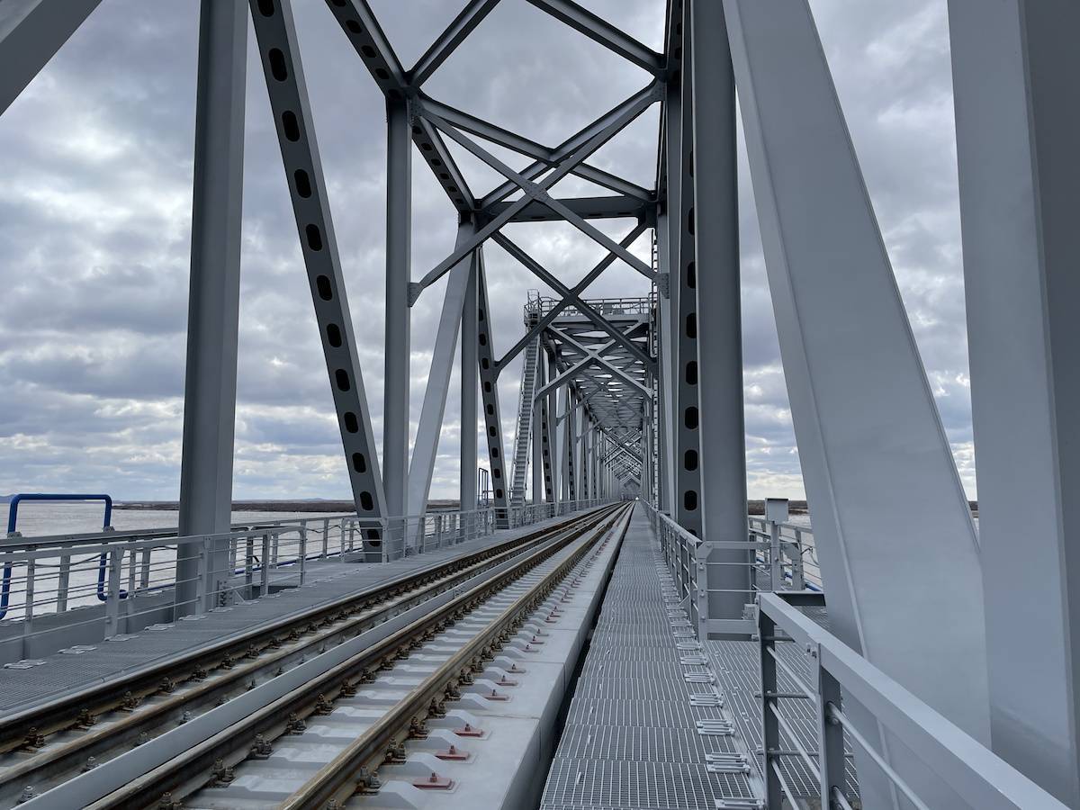 俄媒:中俄首座跨境铁路桥开通