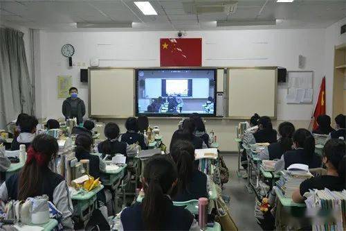 会议第二个环节,生物老师韩克强与同学们分享了备战合格考的学习方法