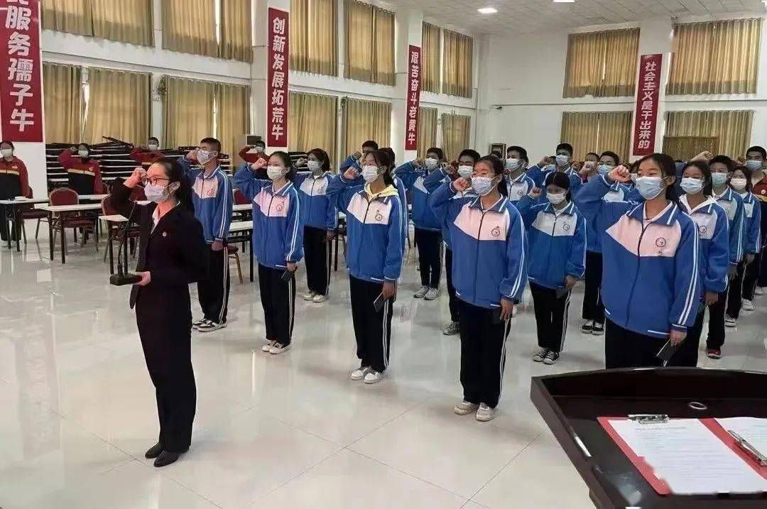 尉犁县第一中学,第二中学共143名学生光荣入团.