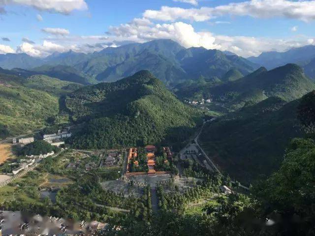 萬山朝九嶷,探秘湘江源九嶷山三分石位於湖南寧遠九嶷山國家森林公園