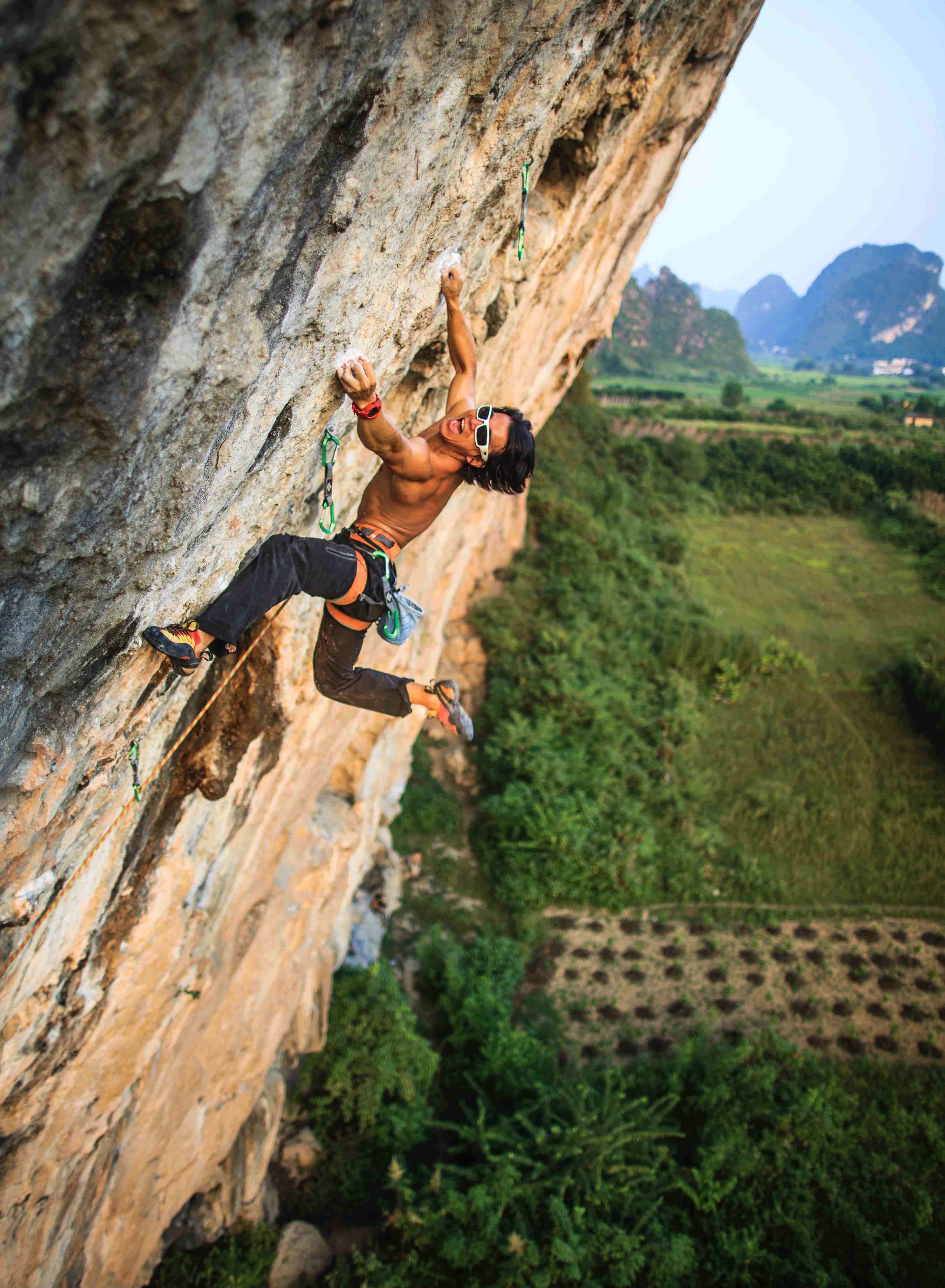 9岁小姑娘成功挑战阳朔中国攀