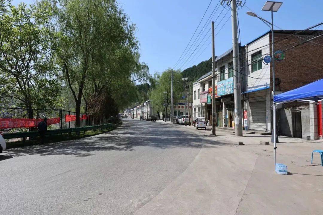 由原广电局司机杨北海,职工王小牛驾车,我们一行去庙湾镇柳林村.
