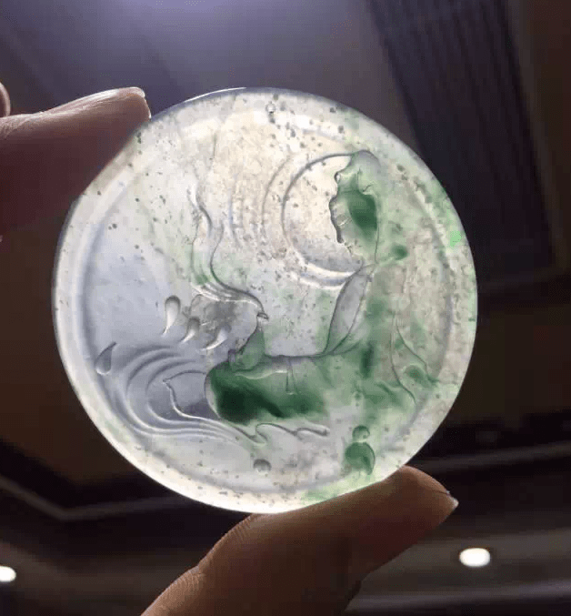 带裂纹的翡翠手镯心这么一雕1万秒变100万
